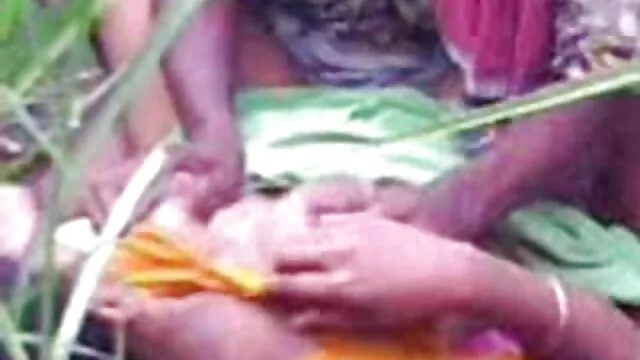 सुनहरे बालों वाली प्यारी रिप्स खुले नायलॉन पेंटीहोज हस्तमैथुन करने के लिए डिल्डो सनी लियोन का बीएफ एचडी मूवी खिलौने