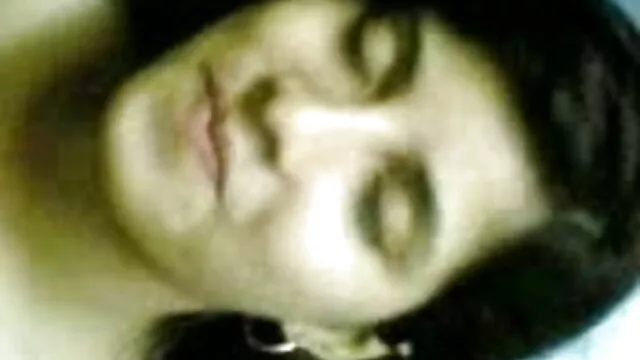 टैटू रेड इंडियन खुद को एक तेल सनी लियोन मूवी सेक्सी पैर की मालिश देता है
