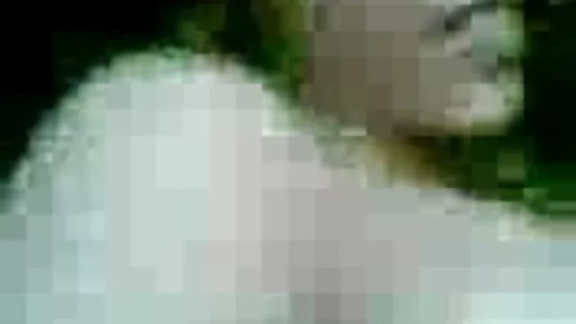 में सफेद चमक सनी लियोन का सेक्सी मूवी शर्ट और पेटी