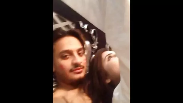 सौंदर्य सनी लियोन की हिंदी सेक्सी मूवी पीटने