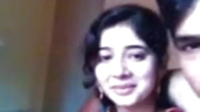 नकाबपोश चेक हंक झुकने और तहलका पर बंद मरोड़ते पकड़ा सनी लियोन की सेक्सी मूवी बीएफ