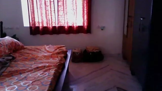 18 यो नवागंतुक उसे सनी लियॉन की सेक्सी मूवी मुंडा बिल्ली से पता चलता है