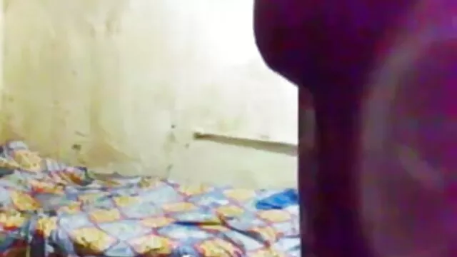 मुझे के सनी लियोन की एक्स मूवी साथ एक टार्जन में नीले नीचे पहनने के कपड़ा के साथ एक काले बटप्लग में