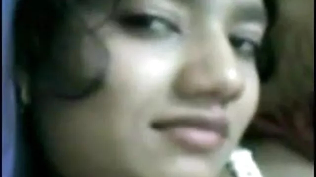 लड़कियां - - एक पेड़ सनी लियोन की एक्स एक्स एक्स मूवी पर बैठे