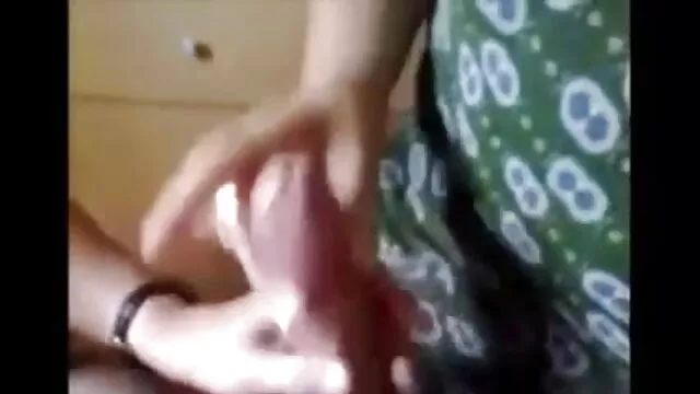 प्यारा एशियाई बेब यह एक मुर्गा चूसने सनी लियोन की सेक्सी मूवी वीडियो पर है