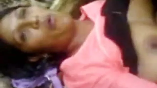 वह एक शॉवर टोपी के साथ अपने मुर्गा बेकार है सनी लियोन की मूवी सेक्सी और