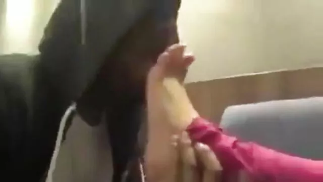 चिढ़ा आबनूस, स्ट्रिप्स और मुर्गा बेकार लियोन की सेक्सी मूवी है