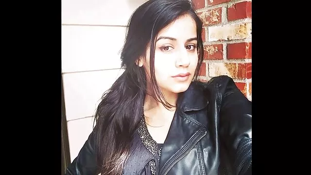 सुंदर, पहनता घुटने पैड करने के सनी लियोन की सेक्सी मूवी बीएफ लिए मुर्गा चूसना