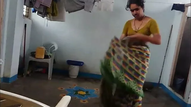 4. लड़की नकदी सनी लियॉन की फुल सेक्सी मूवी के लिए सोफे पर अजनबी द्वारा गड़बड़
